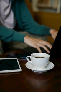 桌边办公者与咖啡和设备