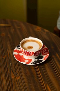 木质桌上的精美咖啡杯碟