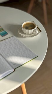 简约桌面的咖啡与文具