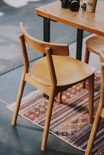 简约木质桌椅与地毯搭配