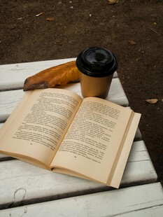 户外木桌上的书与咖啡