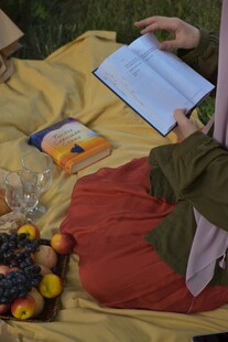 户外野餐中的惬意书写时光