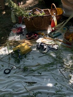 户外野餐杂物摆放场景