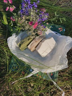 户外野餐的精致面包与花束