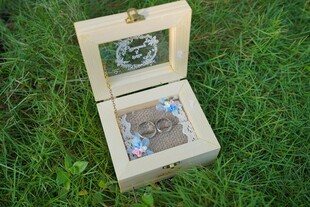 木质盒中藏精美物件