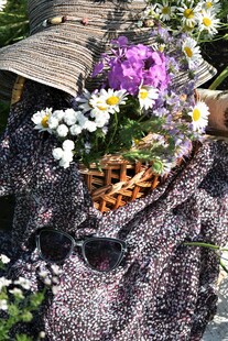 花丛中的迷彩物件