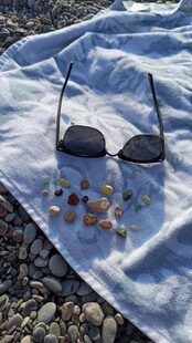 沙滩上的墨镜与多彩贝壳