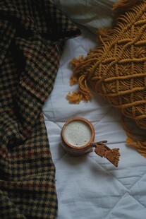 温馨室内香薰与织物组合