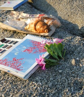 沙滩上的文艺野餐场景