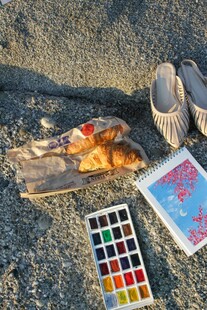 户外写生场景与绘画工具