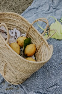 草篮中的新鲜水果