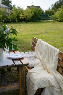 户外惬意野餐场景