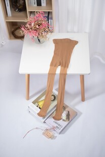 时尚长筒袜展示于简约桌