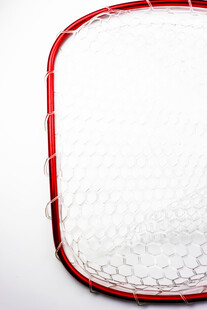 红色边框白色网状物品