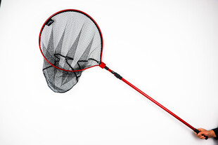 红色金属柄抄网