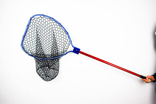 手持红色柄蓝色渔网