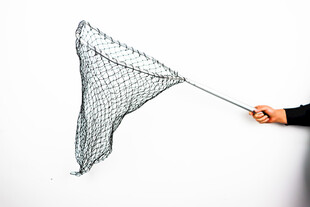 手持捕捞网特写