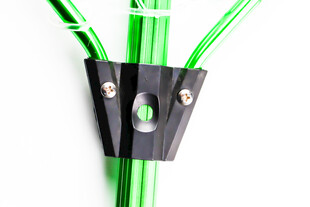 绿色线缆固定夹特写