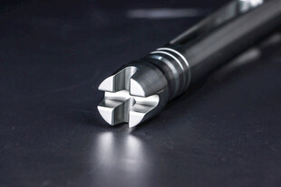 金属十字头螺丝刀特写