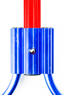 红蓝金属部件特写