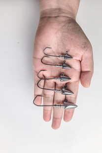 手掌上的金属鱼钩组合