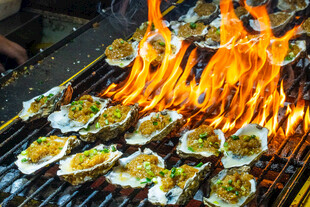 火焰上的美味烤生蚝