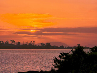 夕阳下的宁静海景
