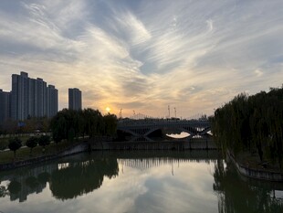 湖畔城市黄昏美景