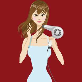 女子手持吹风机打理长发