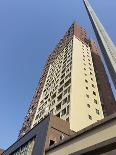 高耸入云的现代摩天大楼