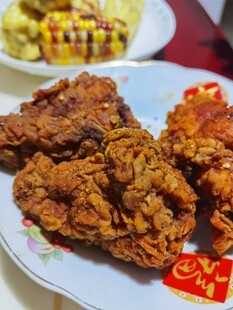 美味酥脆炸鸡摆于盘中