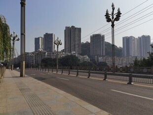 城市街道旁的高楼景观