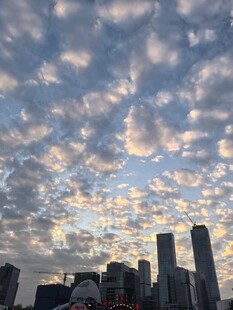 城市上空的绚烂云霞