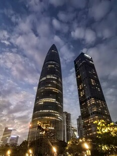 城市双塔夜景璀璨