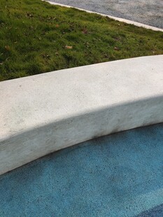 户外弧形边缘的蓝色水池