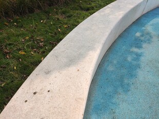 弧形池边的清澈蓝色水池