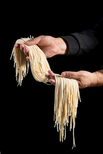 手工拉面制作瞬间