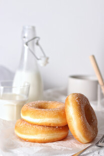 美味甜甜圈与牛奶的组合