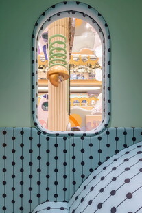 飞机窗外的城市景观