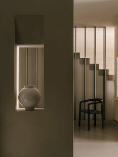 简约室内楼梯与置物台设计