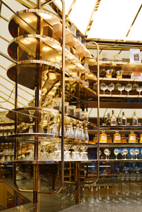 老旧仓库内的多层货架