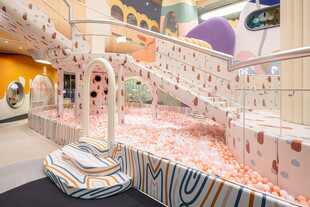 儿童游乐区多彩滑梯设施