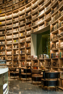 弧形书架的静谧阅读空间