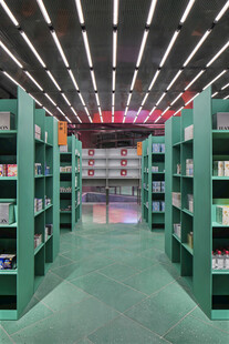 图书馆内整齐排列的书架