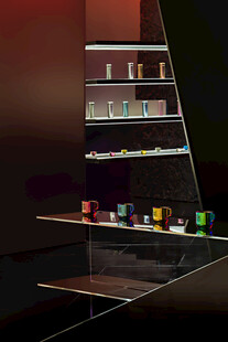 透明阶梯置物架展示多彩物品