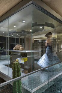 现代室内玻璃景观与行人