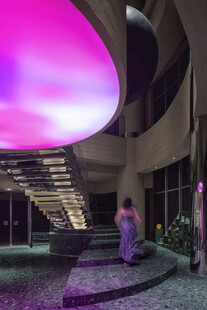 梦幻灯光下的别致建筑空间