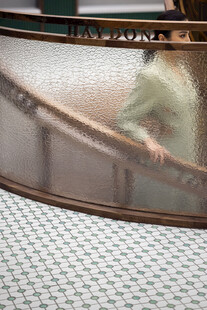 模糊身影于旋转楼梯间