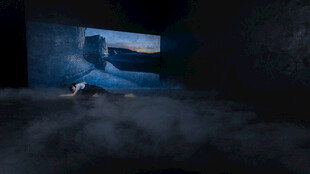 黑暗房间中的神秘光影