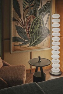 现代客厅中的艺术落地灯